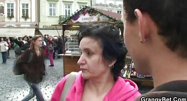 Crvenokosa ruska besplatni potnici ljepotica zaključana je u spavaćoj sobi s vibratorom i masturbira.