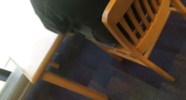 Crnka internet masturbira svoj kurac iz pornići film rupe.