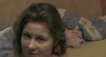 Djevojka masturbira poeno filmovi na klupi.