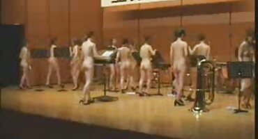 Vrući mladi ljubavnici u besplatni pirnići nedjelju se seksaju na travnjaku snagom i snagom.