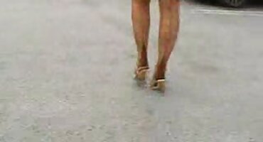 Zrela sjedi maca na orno filmovi seks-stroju.