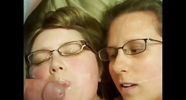 Namočen potno filmovi kurac u mokro maca Gina Gerson i umetnut u dupe.