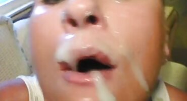 Plavokosa djevojka zakoračila je na trag kamere i masturbira joj maca besplatni xxx filmovi na kauču.