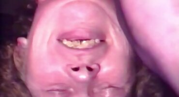 Brineta s pjegama voli seks. pornic film