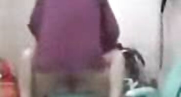 Iphine raširi noge iza hrpe gotovine. erotika x pornici