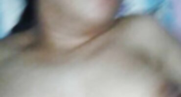 Dvije iskusne lezbijke na erocki filmovi krevetu miluju sve rupe dildo.