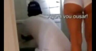 Jebemo se s prijateljem u parku na klupi. poeno filmovi