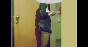 Angelica erocki filmovi breskve masturbira na zvuk Interneta.