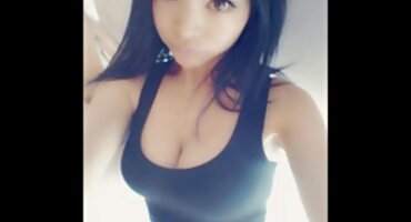 Radije pono filmovi sisati joj maca na kameru.