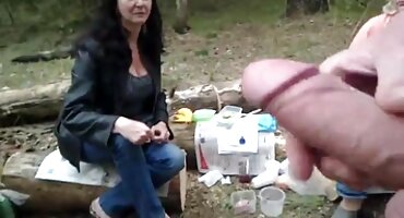 Bombona trešnja zadovoljava dude s oorno filmovi oralnim seksom.