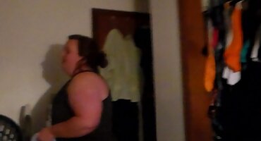 Gia Derza pono filmovi zahvaljuje za AM i pere lice spermom.