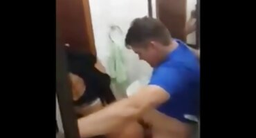 Seks-gladna žena skače poro filmovi na kurac Johnnieja mališana.