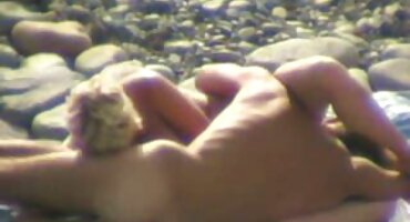 Masturbira s ogromnim besplatni poenici dildo.